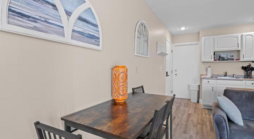 基瓦丁 (MI) Torch Lake Vista – A-Ga-Ming Golf Lakeview Condo Large Patio ➠ 741Unit 9B 3星级 住宿 餐厅