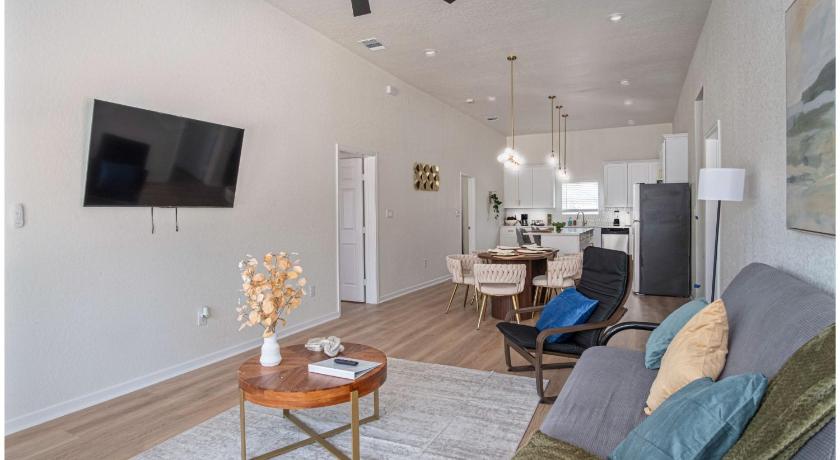 San Antonio Bright and Fancy 3-Bedroom Near Fun Riverwalk 4-Star Accommodation suite