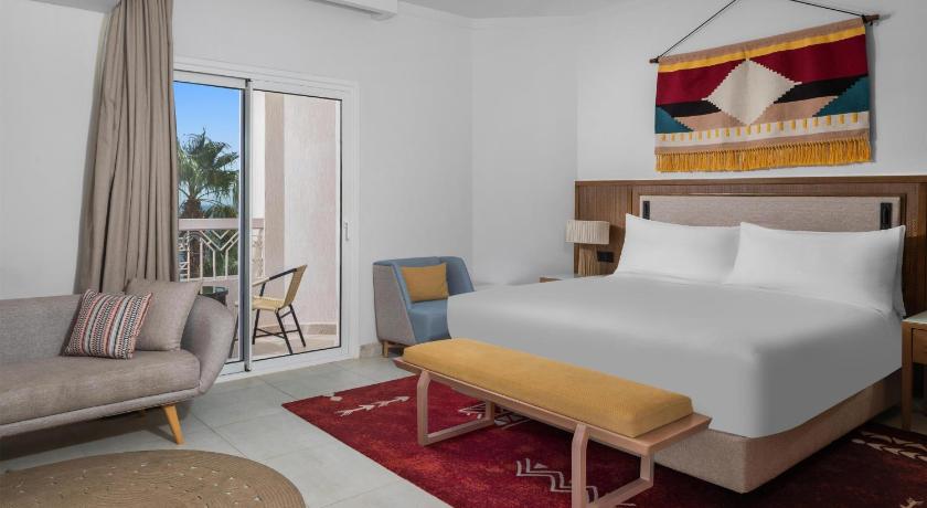 Image of Beachside King Grand Premium Room - Sea View 3