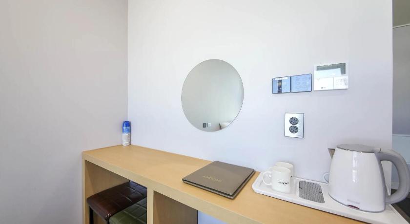 Image of Deluxe Twin 13