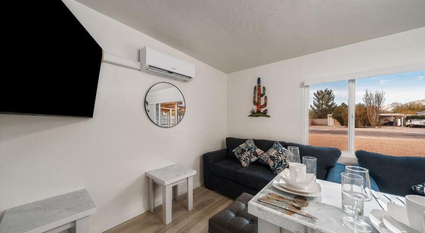 ツーソン (AZ) 3BR 2BA Comfy Home with Jacuzzi 4つ星 宿泊施設 レストラン