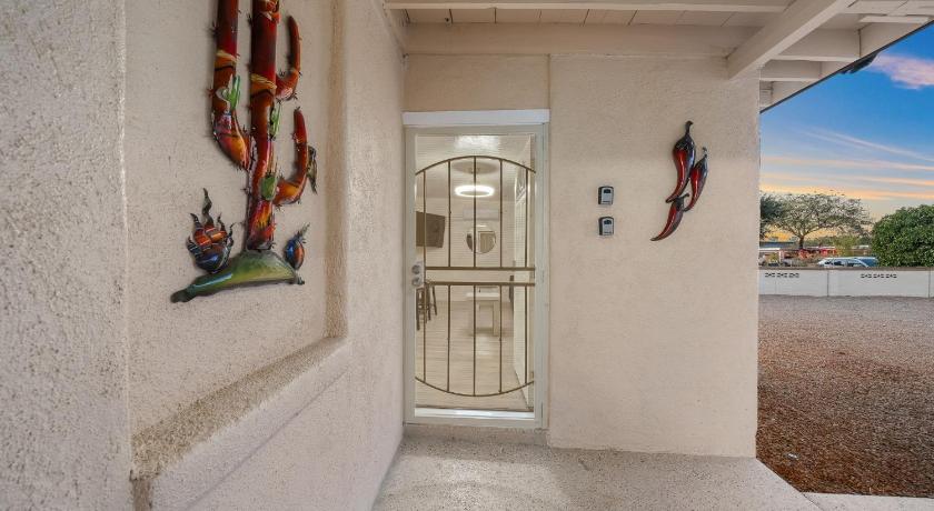 ツーソン (AZ) 3BR 2BA Comfy Home with Jacuzzi 4つ星 宿泊施設 外観
