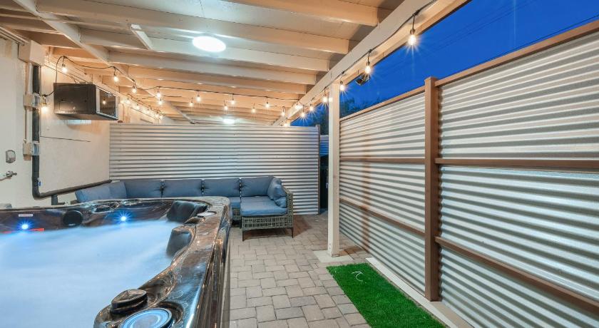 ツーソン (AZ) 3BR 2BA Comfy Home with Jacuzzi 4つ星 宿泊施設 プール