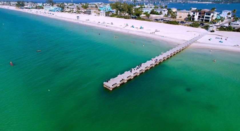안나 마리아 (FL) Beachy Keen! 1 bed 1 bath ground floor steps to beach 4성급 숙소 수영장