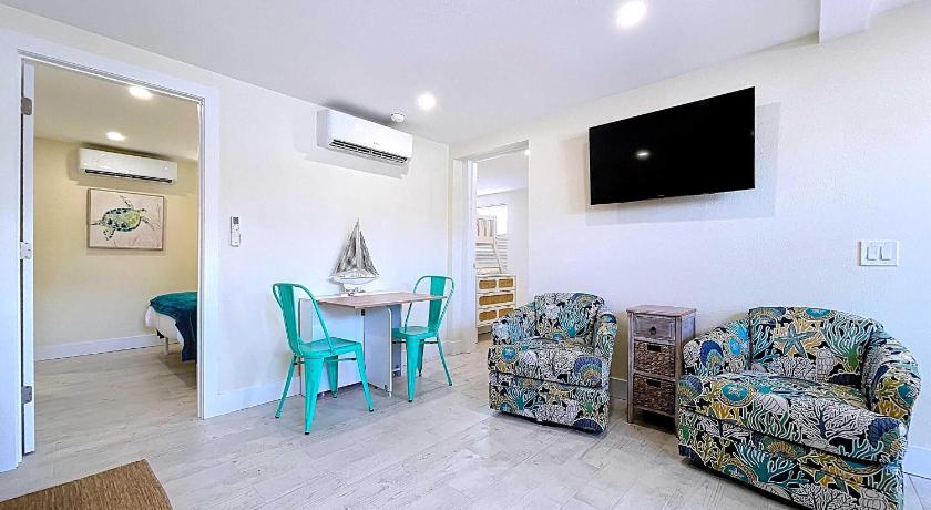 Anna Maria (FL) Seas The Day from this updated 2 bed 2 bath steps to beach 4-Star Accommodation room