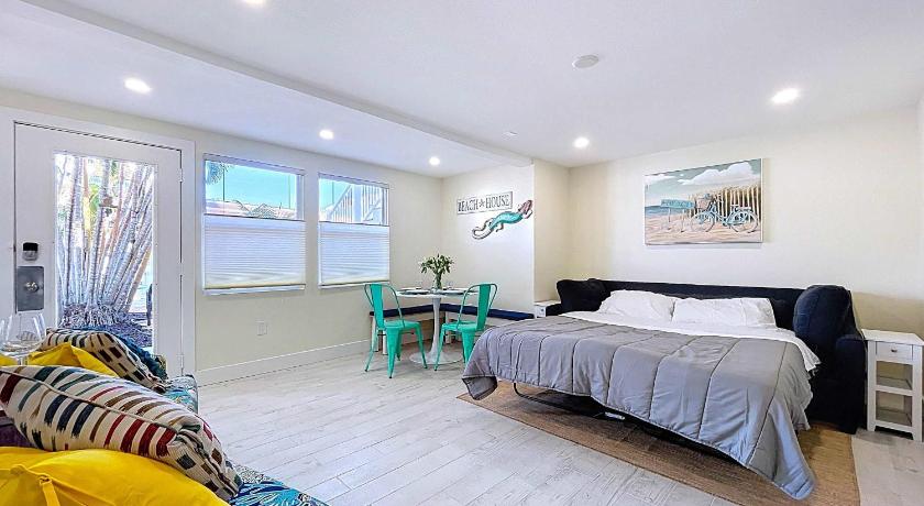 Anna Maria (FL) Seas The Day from this updated 2 bed 2 bath steps to beach 4-Star Accommodation suite