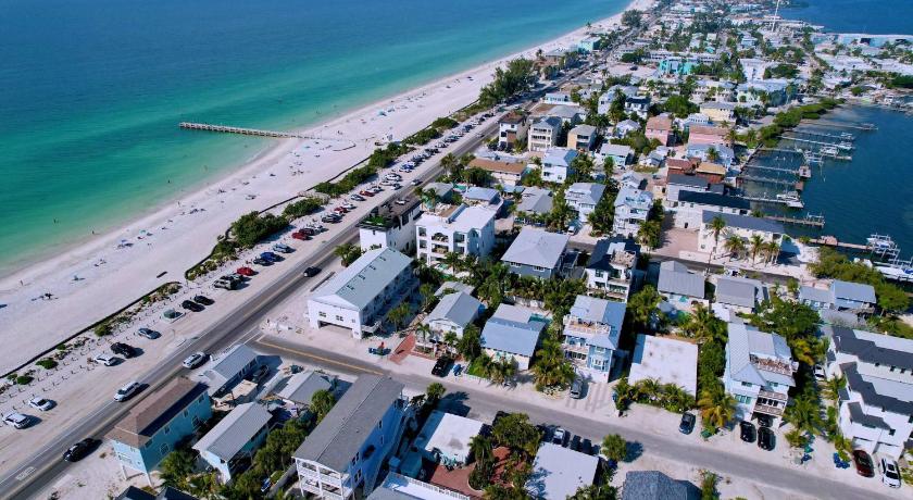 Anna Maria (FL) Seas The Day from this updated 2 bed 2 bath steps to beach 4-Star Accommodation exterior