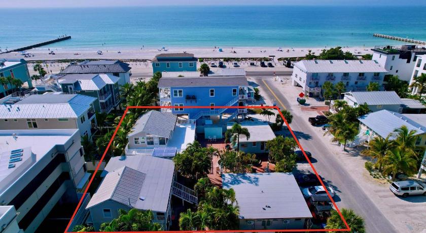 Anna Maria (FL) Seas The Day from this updated 2 bed 2 bath steps to beach 4-Star Accommodation suite