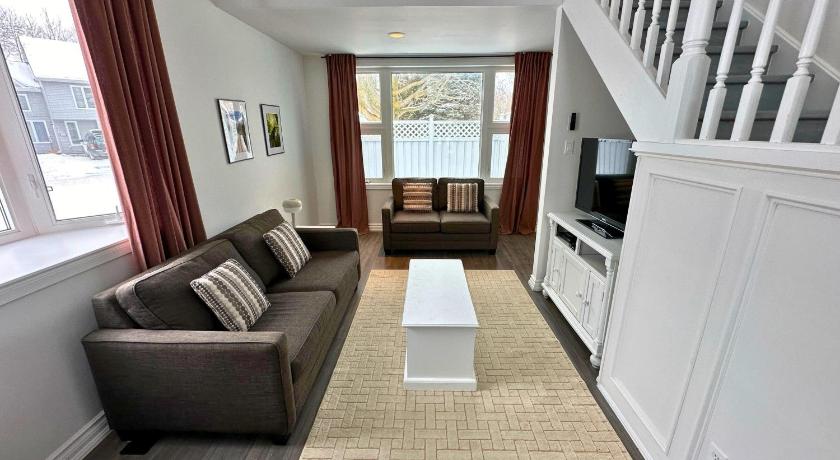 Family Townhome with outdoor pool access