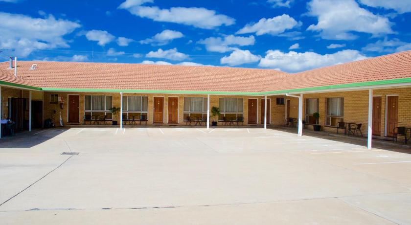 Buckaroo Motor Inn photo