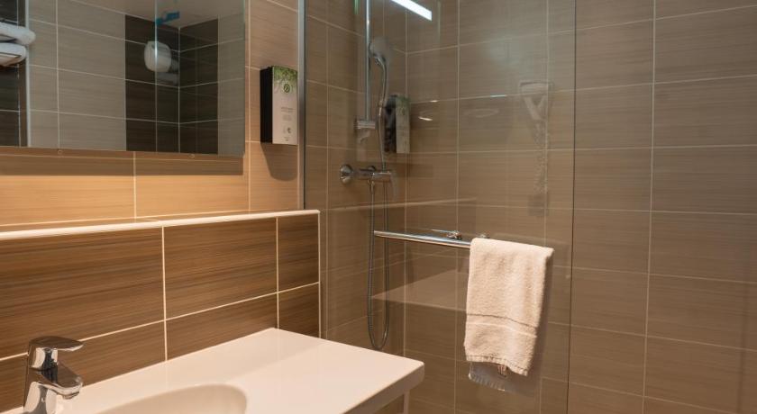 Image of Standard Room - 1 Double Bed 3 Single Beds 3