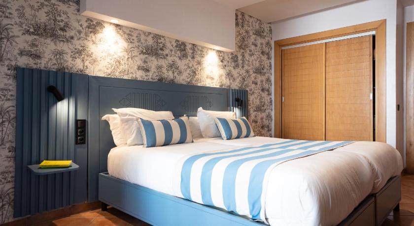 Image of Senior Suite 0