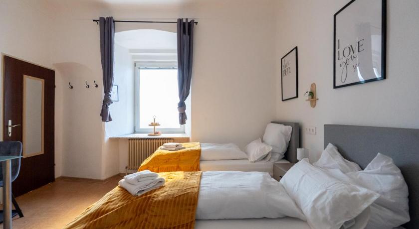 Quiet Studio - 2 Single Beds - Central - Netflix