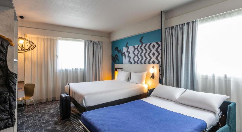 Image of Superior room with a queen size bed and a single sofa bed 3
