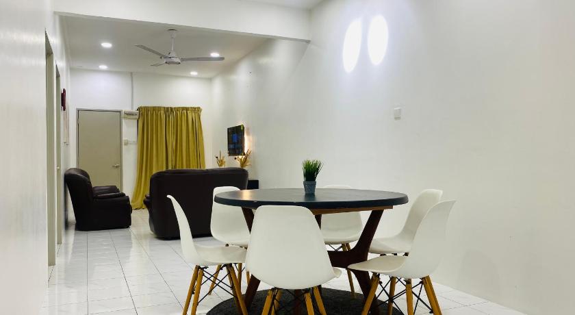 Image of Three-Bedroom House 7