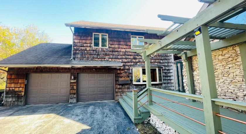 Longview Lake Getaway 4-Bedroom house