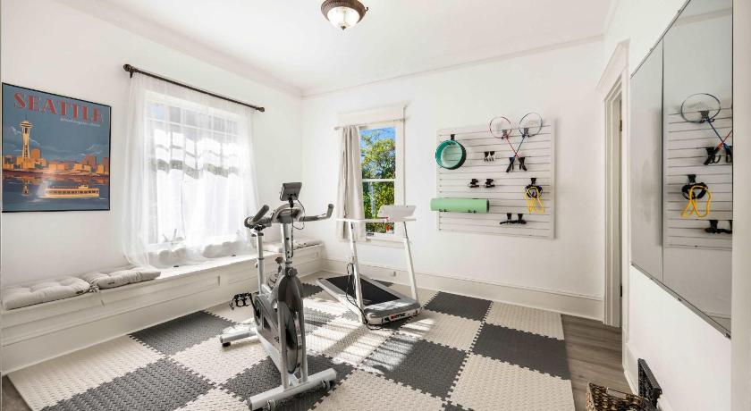 시애틀 (WA) Walk to UW and Light Rail 3BR Home with Parking 4성급 숙소 레스토랑