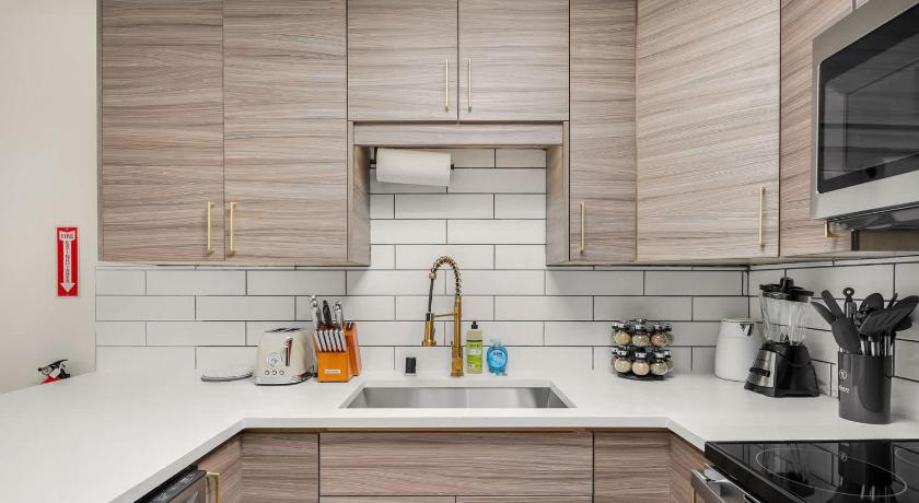 시애틀 (WA) Brand New 2BR Condo in Queen Anne Walk to Space Needle 3성급 숙소 레스토랑