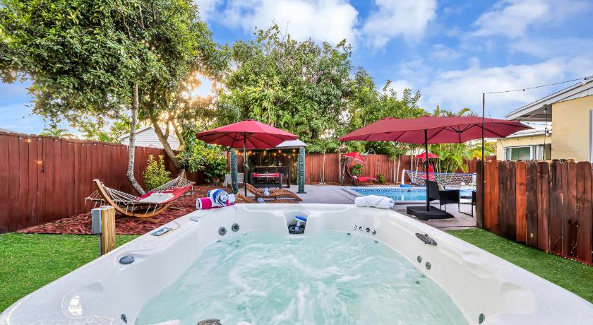 Heated Pool Spa BBQ Pool Table WiFi Near Beach-Downtown Fun