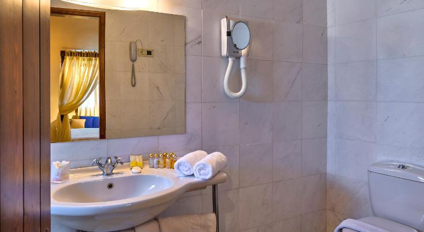 Image of Deluxe Traditional Room 5