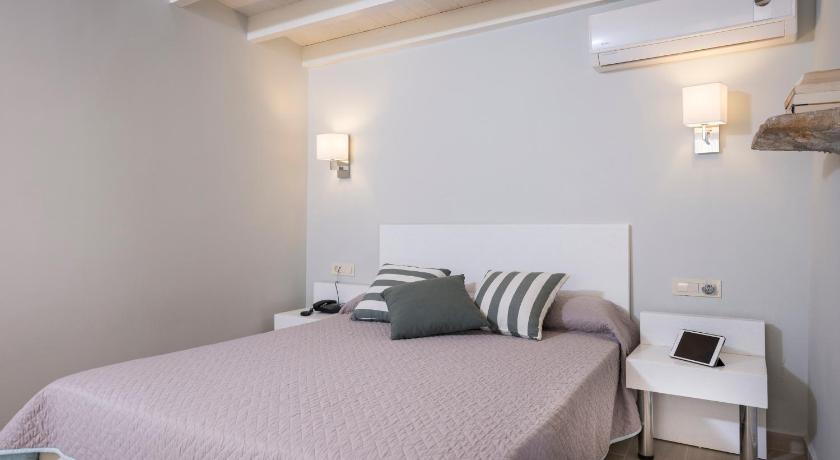 Image of Deluxe Traditional Three Bedroom Suite 15