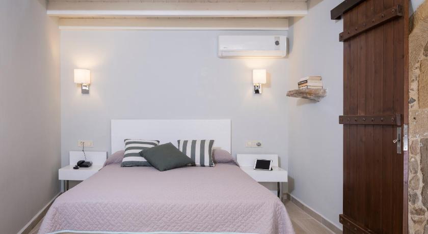 Image of Deluxe Traditional Three Bedroom Suite 12