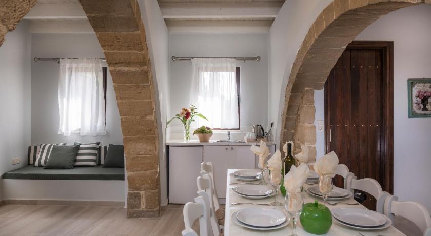 Image of Deluxe Traditional Three Bedroom Suite 3