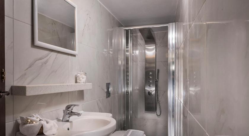 Image of Deluxe Traditional Three Bedroom Suite 8