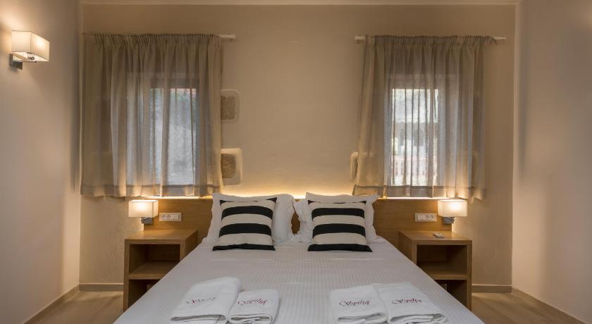 Image of Traditional Family Room 15