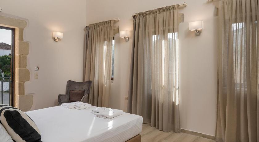 Image of Traditional Family Room 17