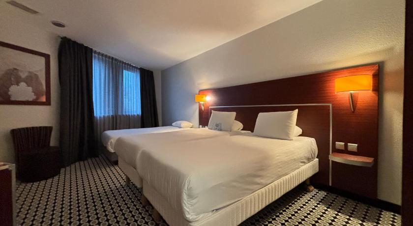 Image of 3 Single Beds Superior Room 1