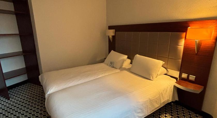 Image of 2 Single Beds, standard room 6