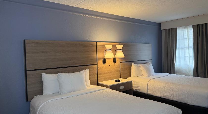 Image of Habitación con 2 camas dobles - Accesible para movilidad reducida, no fumadores (2 Double Beds, Mobility Accessible Room, Non-Smoking) 1
