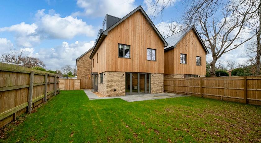 Spacious 5BR Home Near New Forest & Coast - Parking - Sleeps 10