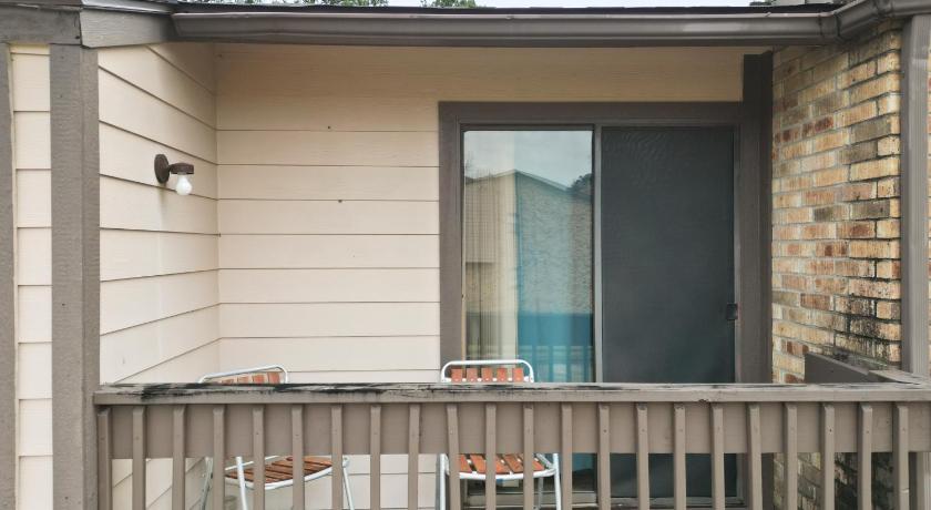 ハンツビル (TX) Cozy Huntsville Condo - 2BR Near SHSU - Pool - WiFi - Free Parking 4つ星 宿泊施設 客室