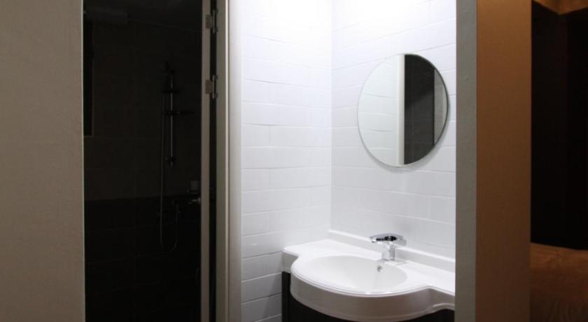 Image of Deluxe Twin 2