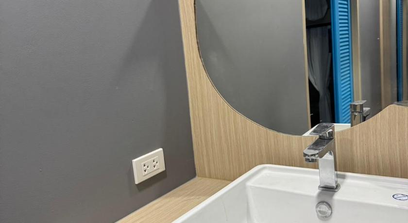 Image of Bed in 8 Bed Dorm - Shared Bathroom 10