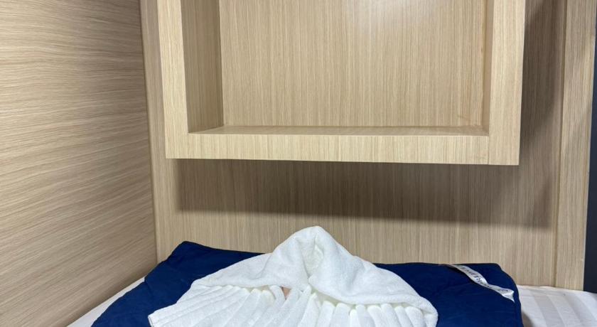 Image of Bed in 8 Bed Dorm - Shared Bathroom 13