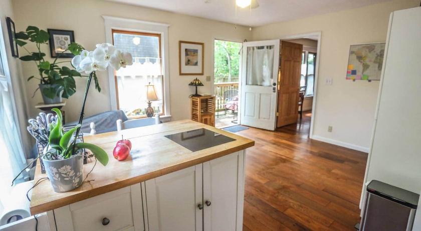 Hidden Gem! Sunny, Relaxing, Two-Room Apartment