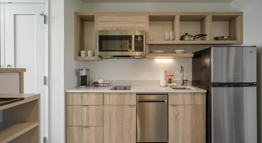 Image of Queen Studio – Mobility Accessible with Tub 1