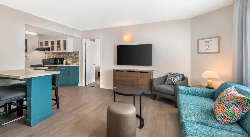 Image of Two Bedroom Suite - King + Two Doubles 6