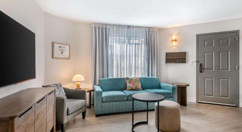 Image of Two Bedroom Suite - King + Two Doubles 3