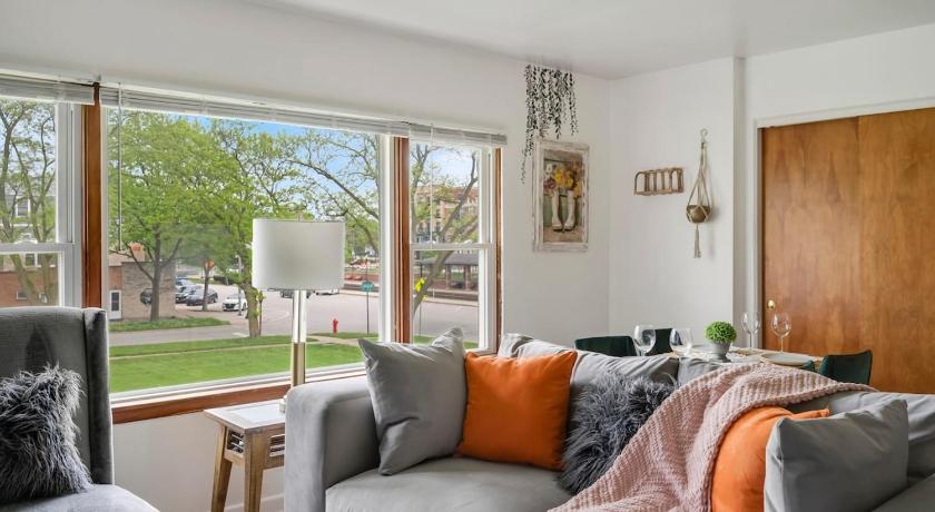 웨스트몬트 (IL) Executive Retreat - 2 Parking Spaces, Sleeps 4! 4성급 숙소 레스토랑