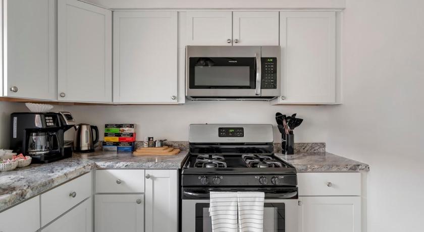 웨스트몬트 (IL) Executive Retreat - 2 Parking Spaces, Sleeps 4! 4성급 숙소 레스토랑