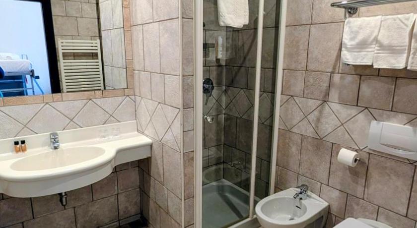 Quadruple Room with Two Double Beds - Ground Floor attēls 2