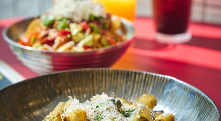 バンコク GO Hotel Bangok Suvarnabhumi Airport 3つ星 ホテル プール