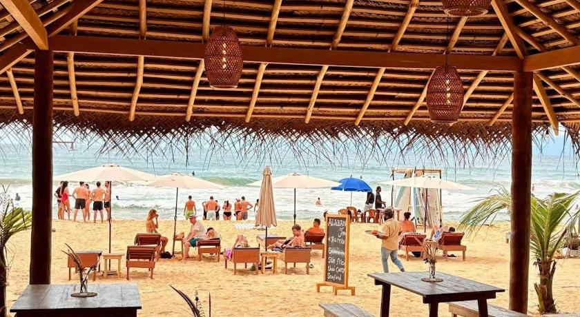 Catamaran Beach Hotel – Hikkaduwa, CO