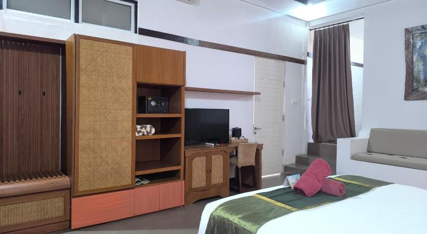 Image of Deluxe Double Room with Balcony and Sea View 11