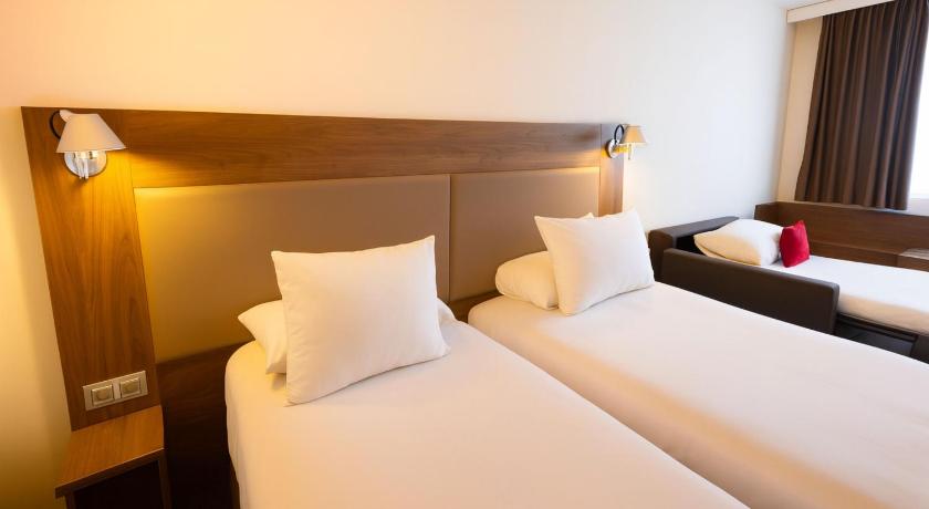 Image of Room Next Generation - 3 Single Beds 10