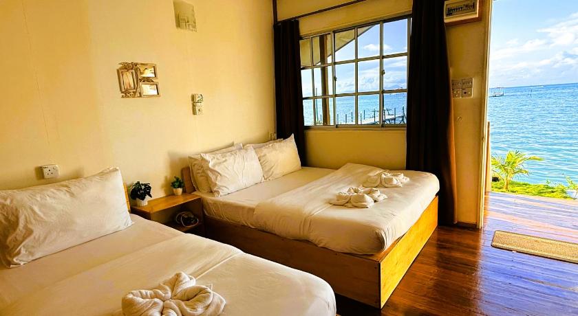 รูปของSuperior Triple Room with Sea View & Boat Transfer 3